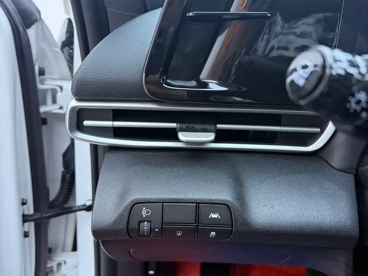 Hyundai Elantra 2022 1.5L CVT LUX Premium Edition — миниатюра 6