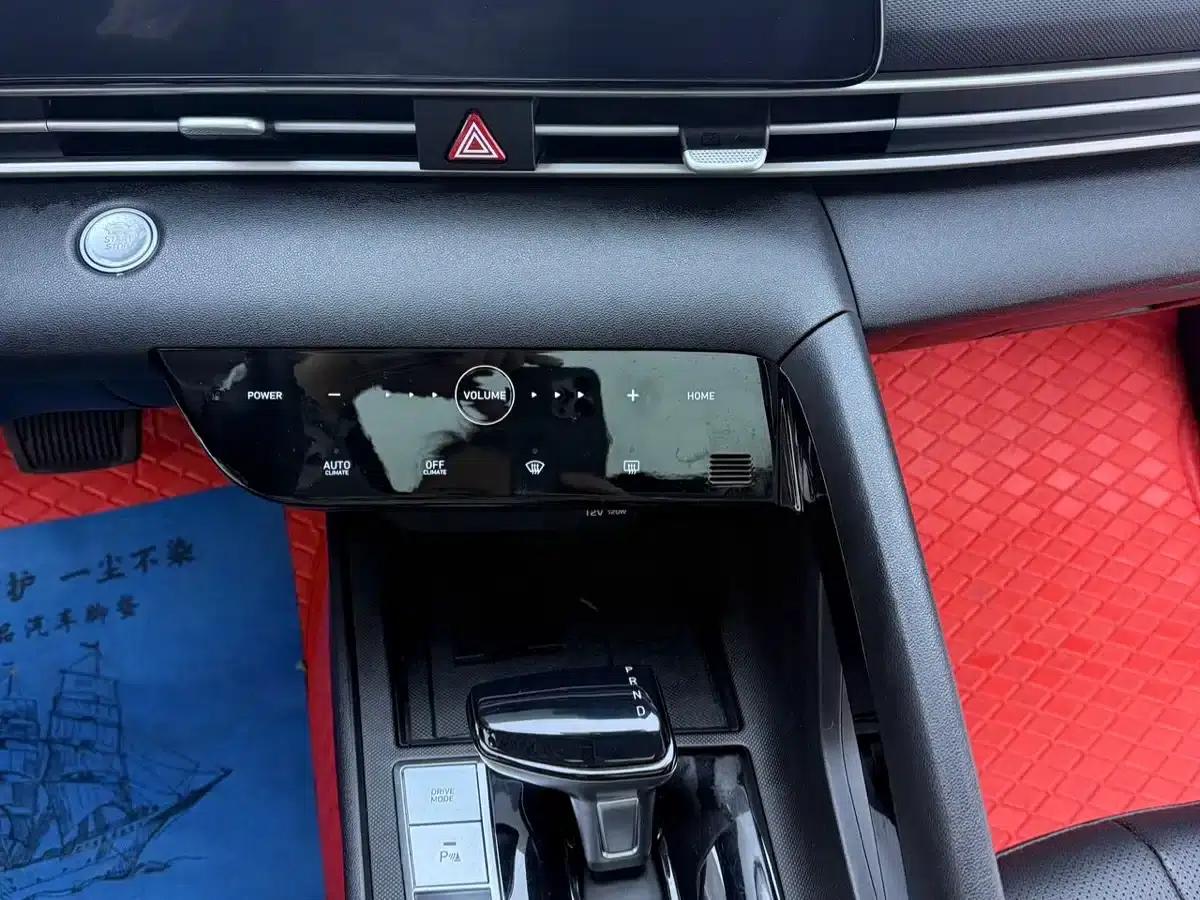 Hyundai Elantra 2022 1.5L CVT LUX Premium Edition — миниатюра 9