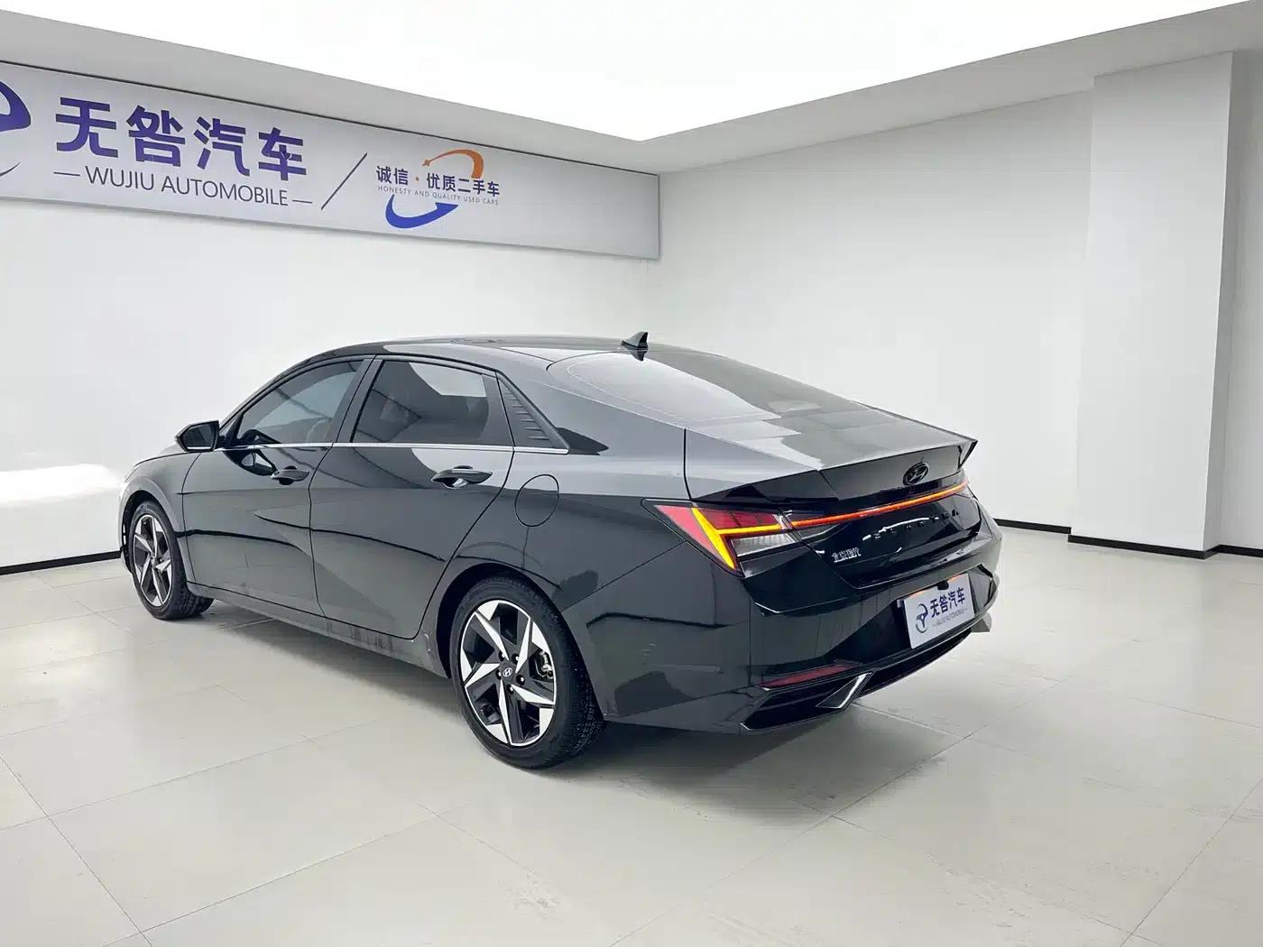 Hyundai Elantra 2022 1.5L CVT LUX Premium Edition — миниатюра 4