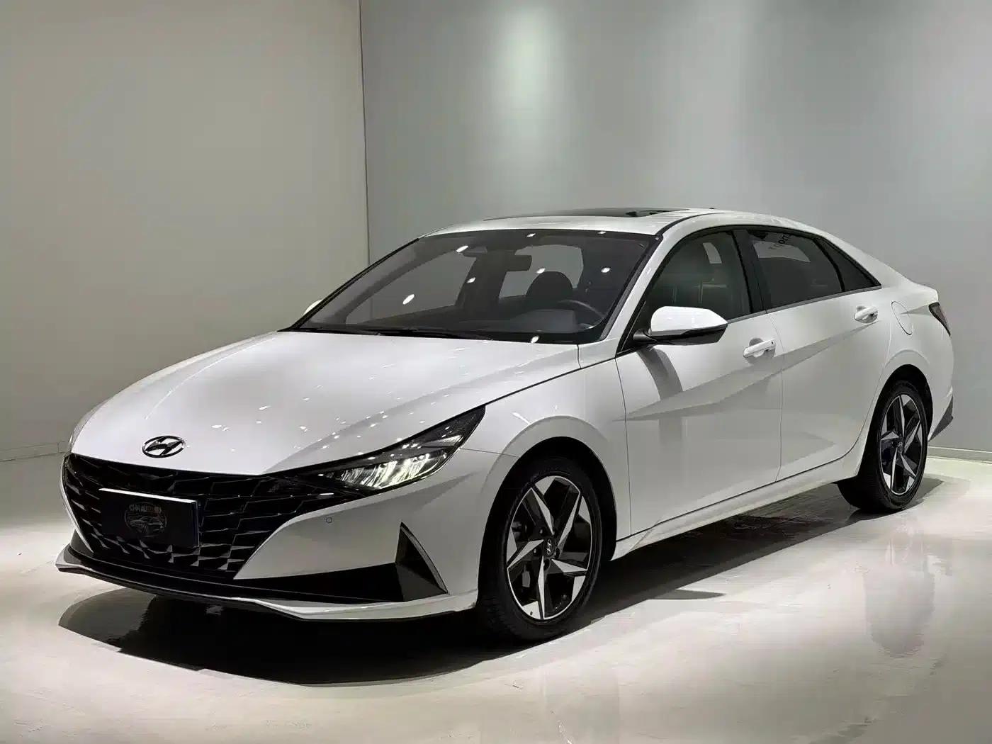 Hyundai Elantra 2022 1.5L CVT LUX Premium Edition — миниатюра 1