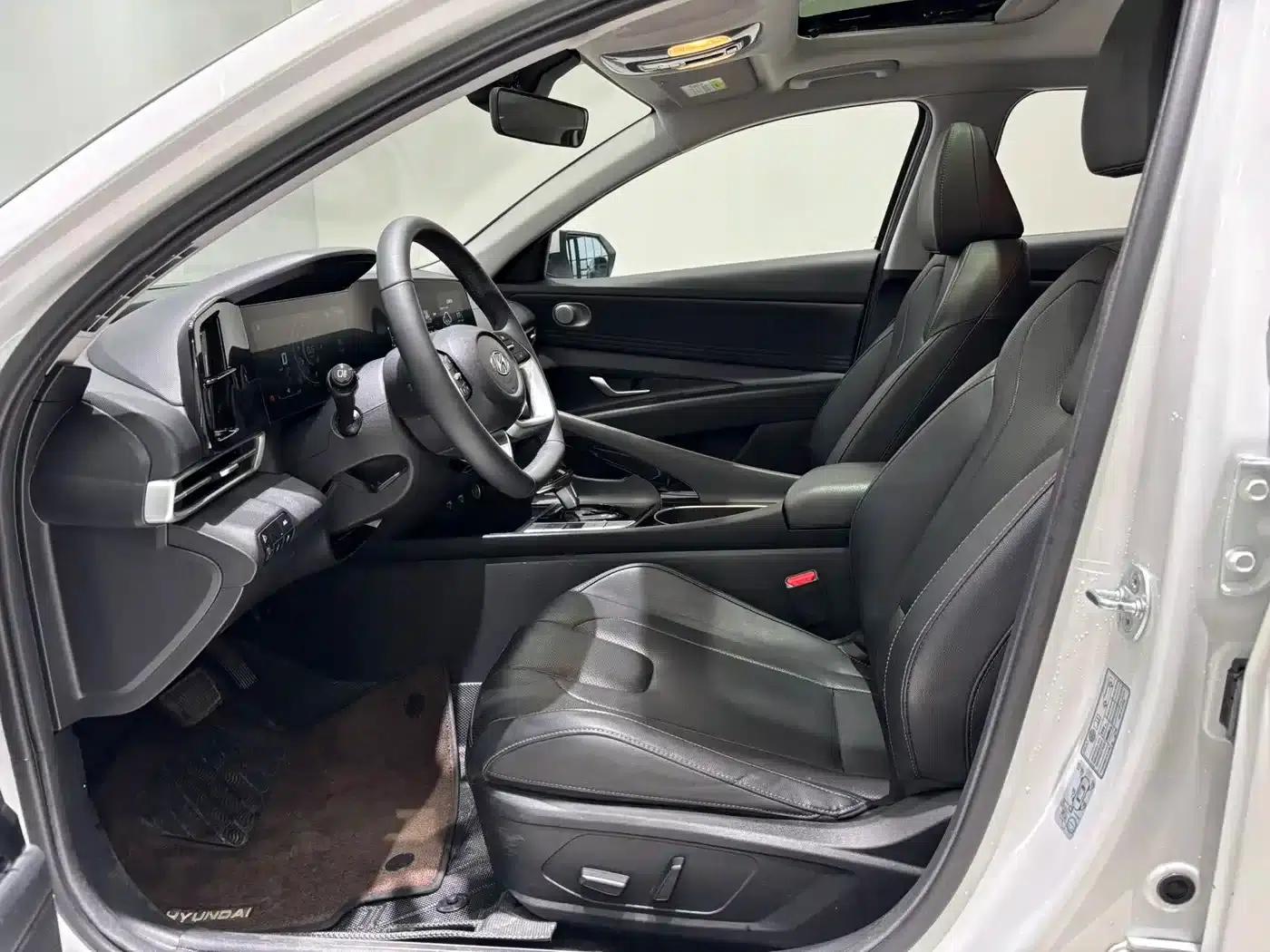 Hyundai Elantra 2022 1.5L CVT LUX Premium Edition — миниатюра 11