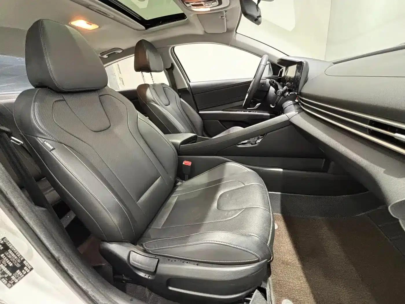 Hyundai Elantra 2022 1.5L CVT LUX Premium Edition — миниатюра 12