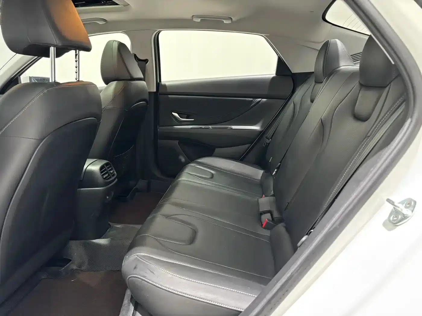 Hyundai Elantra 2022 1.5L CVT LUX Premium Edition — миниатюра 13