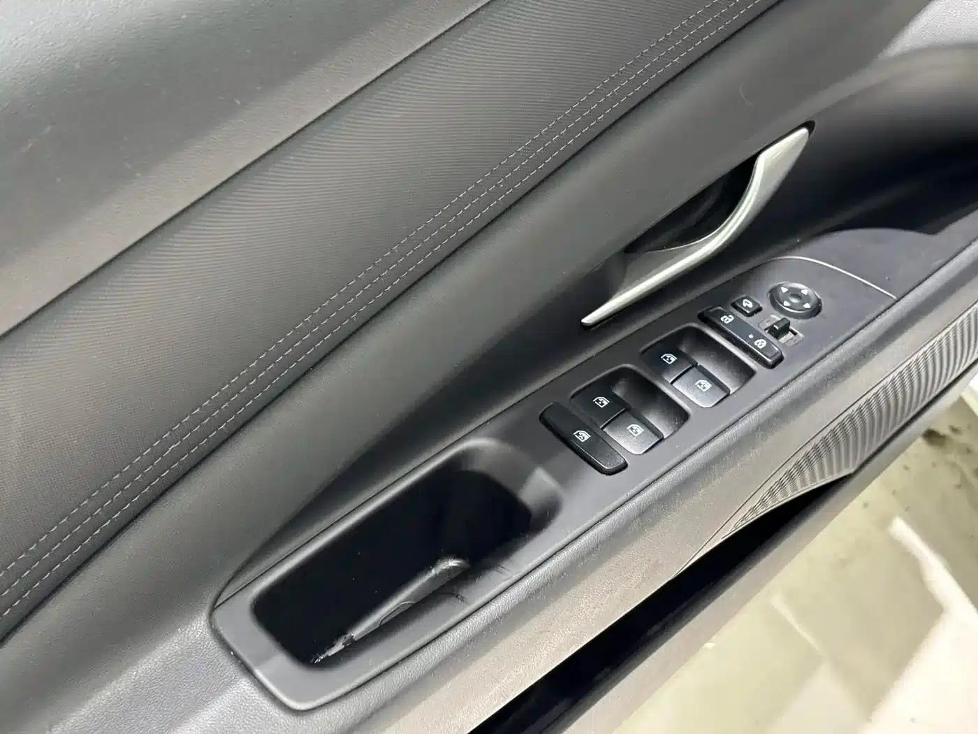 Hyundai Elantra 2022 1.5L CVT LUX Premium Edition — миниатюра 14