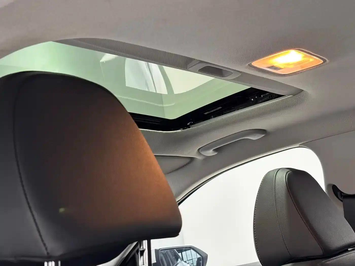 Hyundai Elantra 2022 1.5L CVT LUX Premium Edition — миниатюра 17