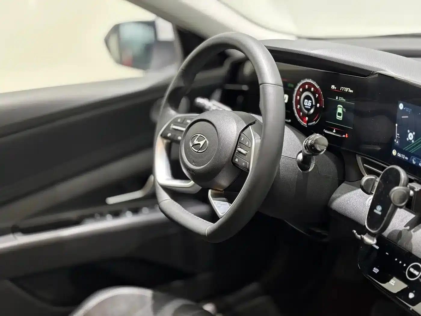 Hyundai Elantra 2022 1.5L CVT LUX Premium Edition — миниатюра 18