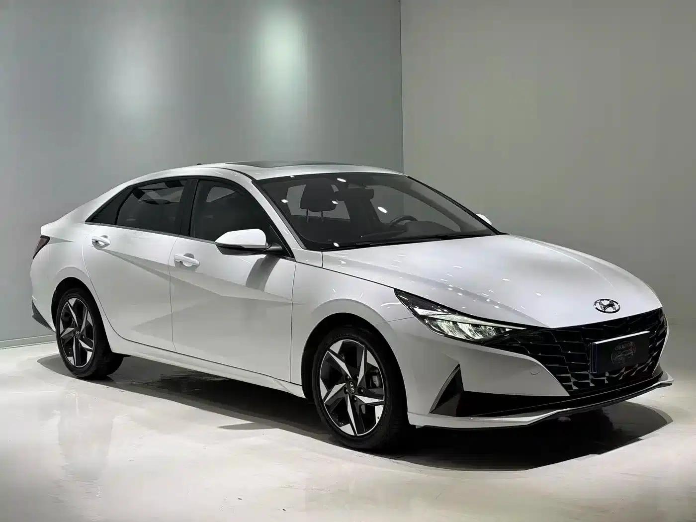 Hyundai Elantra 2022 1.5L CVT LUX Premium Edition — миниатюра 3