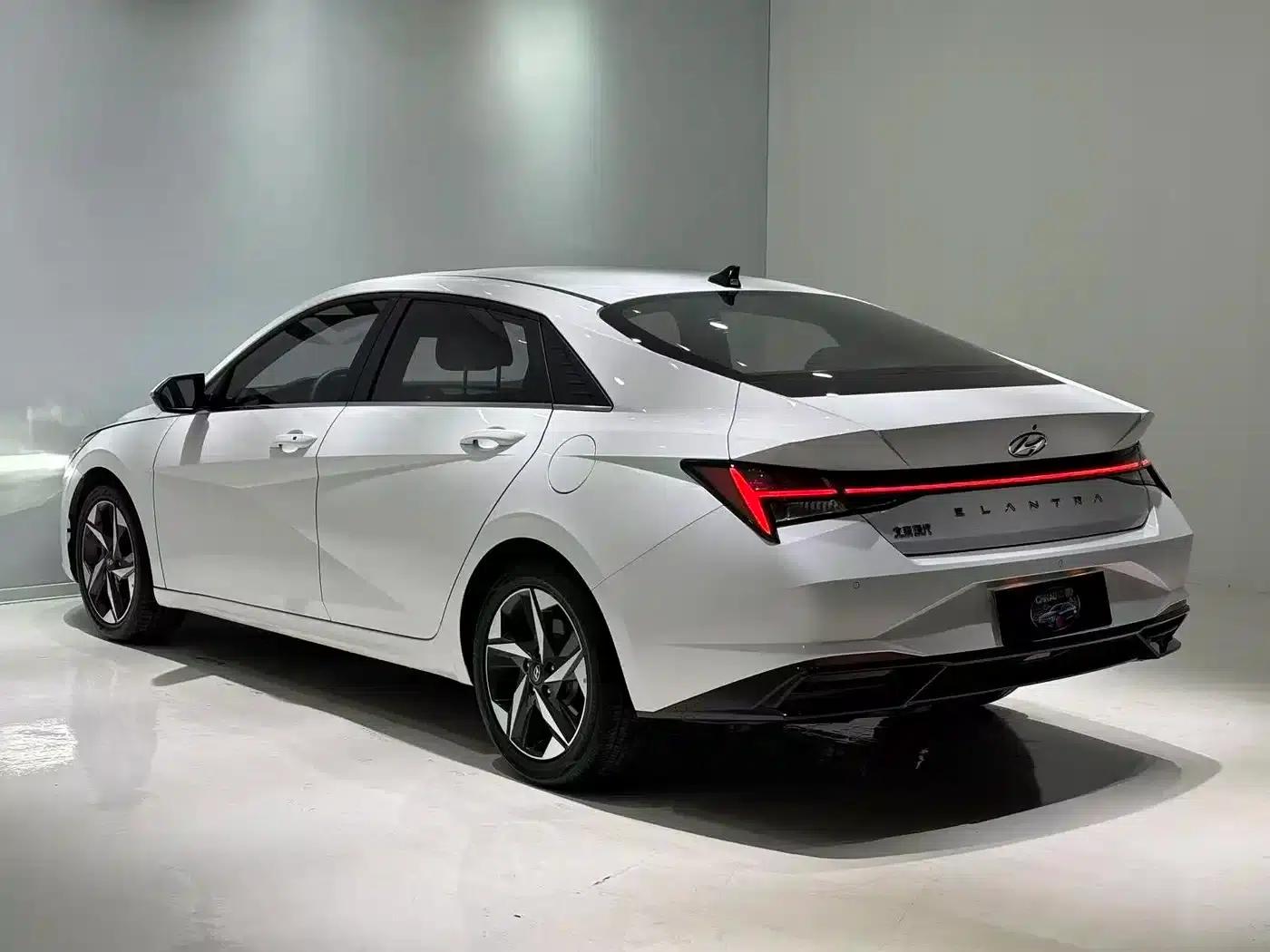 Hyundai Elantra 2022 1.5L CVT LUX Premium Edition — миниатюра 4