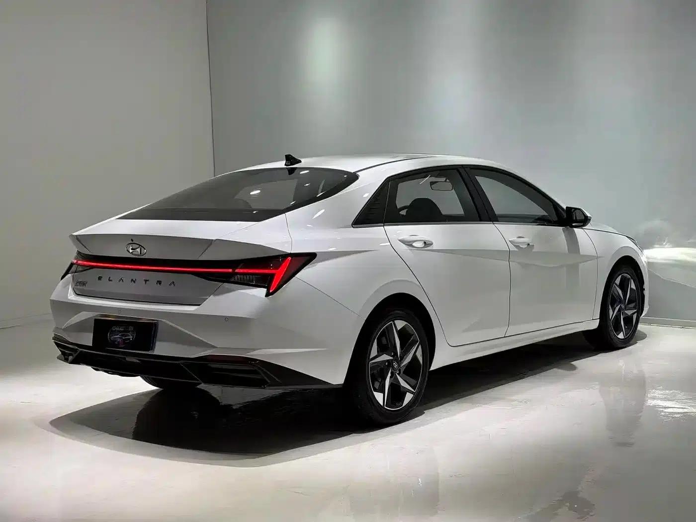 Hyundai Elantra 2022 1.5L CVT LUX Premium Edition — миниатюра 6