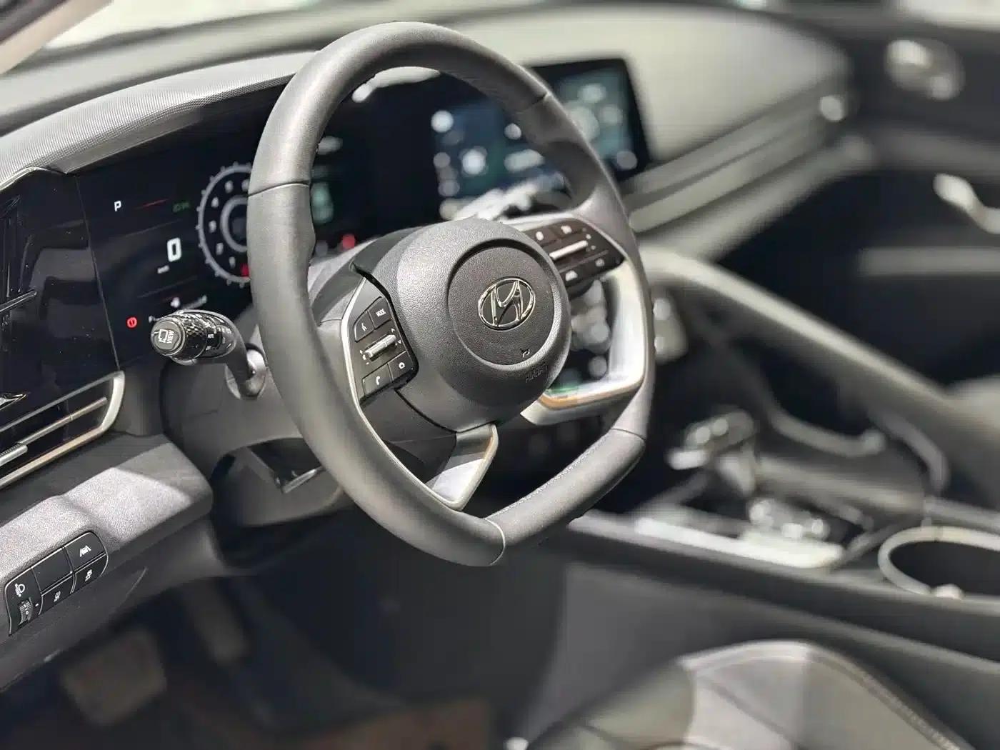Hyundai Elantra 2022 1.5L CVT LUX Premium Edition — миниатюра 7