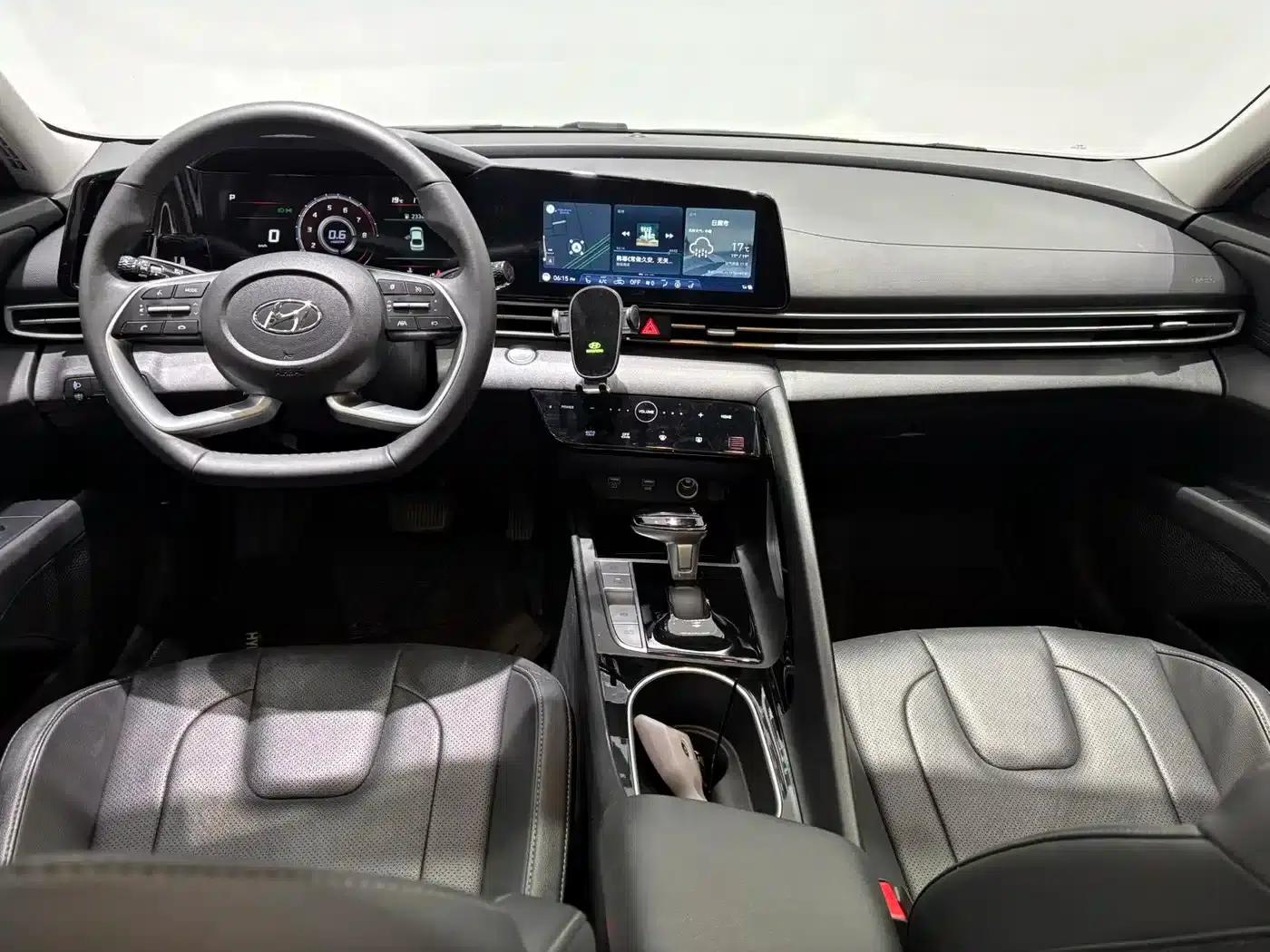 Hyundai Elantra 2022 1.5L CVT LUX Premium Edition — миниатюра 8