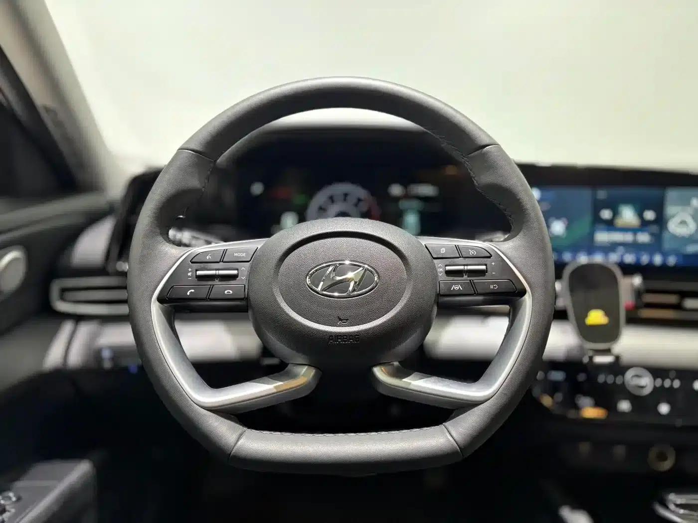 Hyundai Elantra 2022 1.5L CVT LUX Premium Edition — миниатюра 10