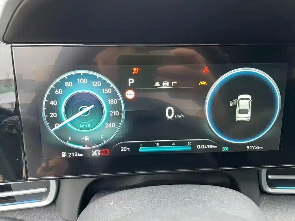 Hyundai Elantra 2023 1.5L CVT TOP Flagship Edition — миниатюра 3