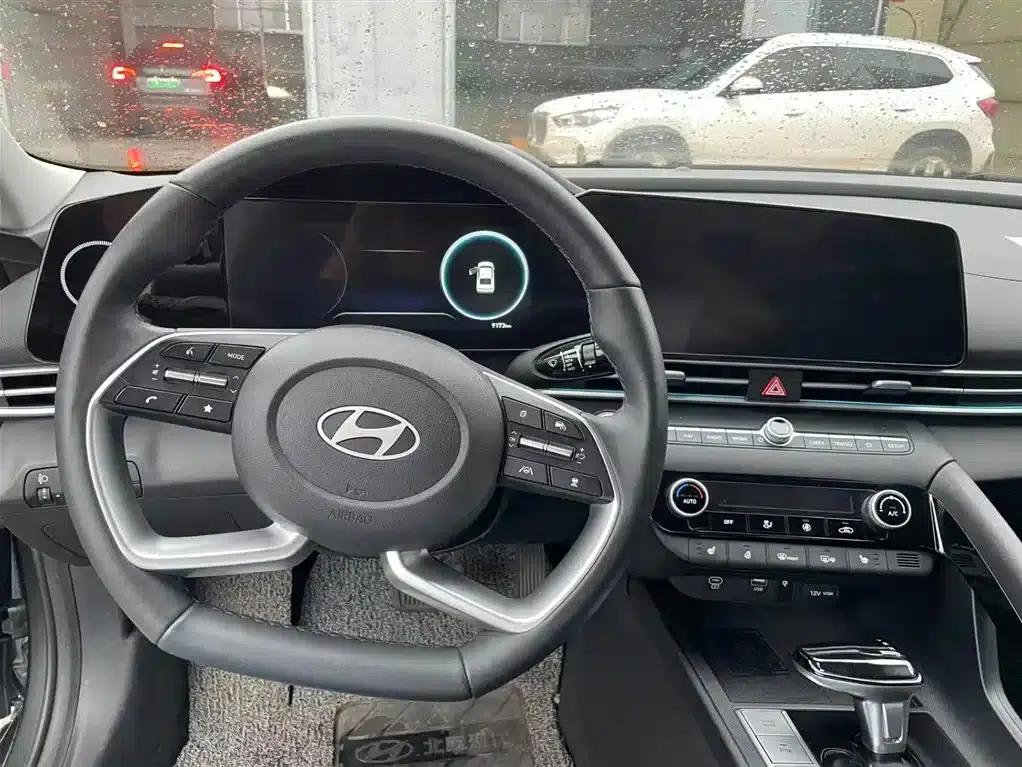 Hyundai Elantra 2023 1.5L CVT TOP Flagship Edition — миниатюра 4