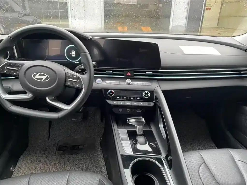 Hyundai Elantra 2023 1.5L CVT TOP Flagship Edition — миниатюра 5