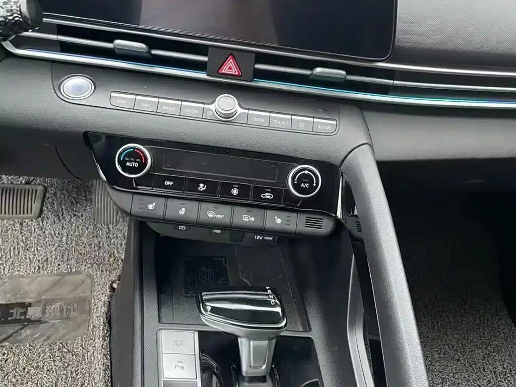 Hyundai Elantra 2023 1.5L CVT TOP Flagship Edition — миниатюра 6