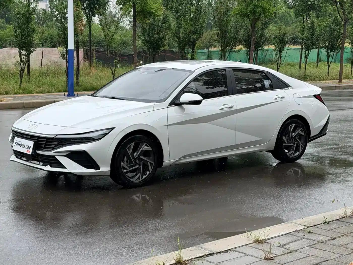 Hyundai Elantra 2023 1.5L CVT LUX Premium Edition — миниатюра 1