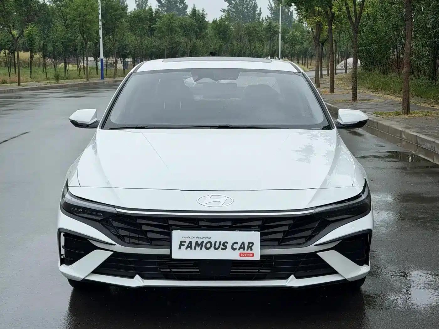 Hyundai Elantra 2023 1.5L CVT LUX Premium Edition — миниатюра 2