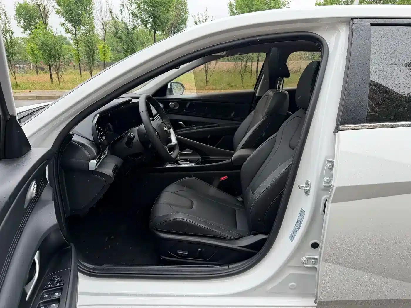 Hyundai Elantra 2023 1.5L CVT LUX Premium Edition — миниатюра 12