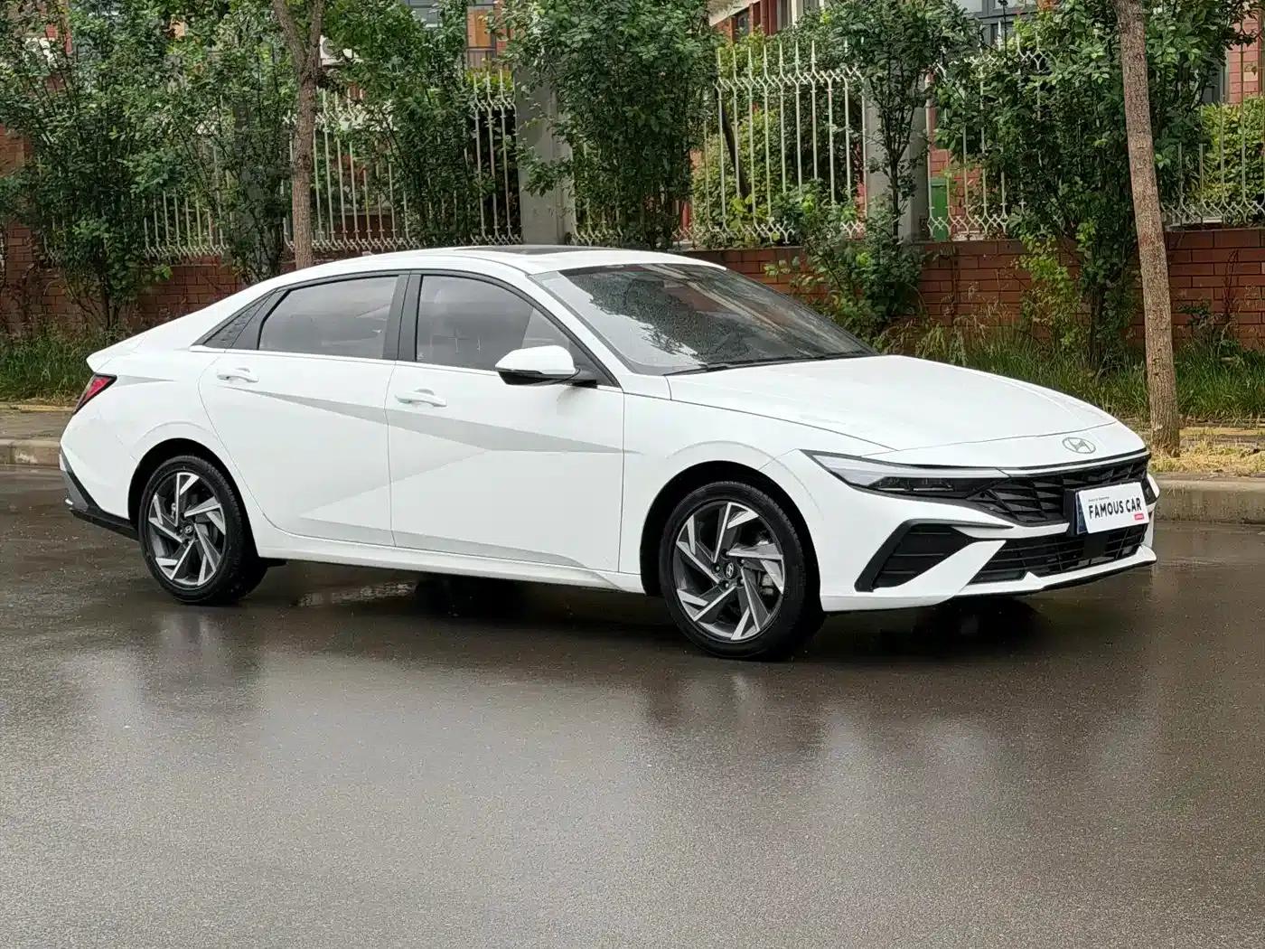 Hyundai Elantra 2023 1.5L CVT LUX Premium Edition — миниатюра 3