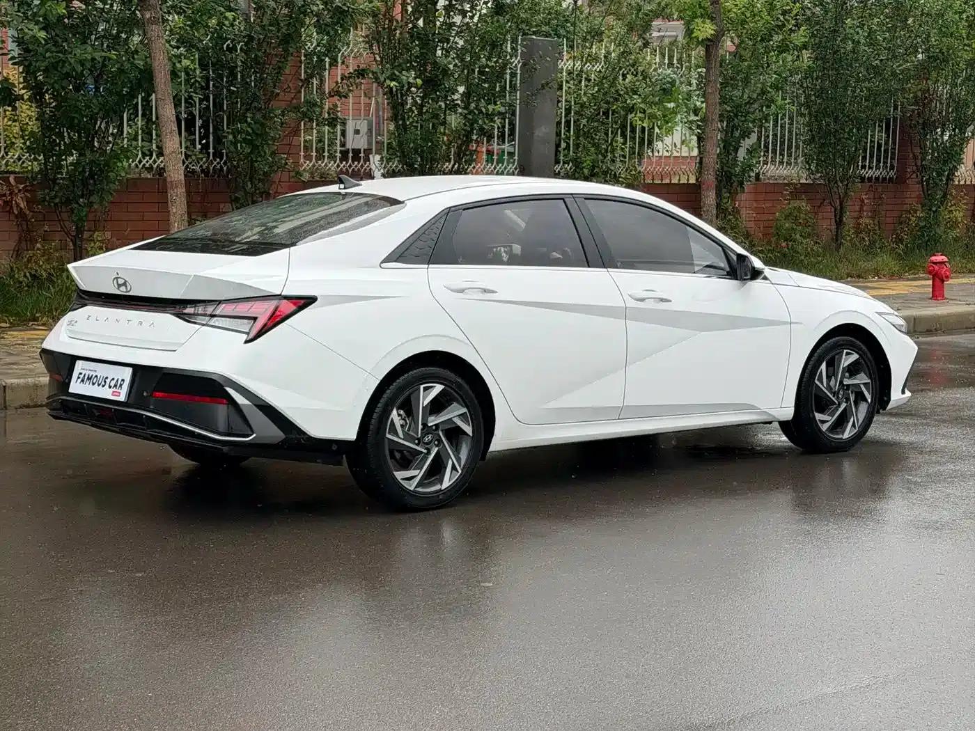 Hyundai Elantra 2023 1.5L CVT LUX Premium Edition — миниатюра 4