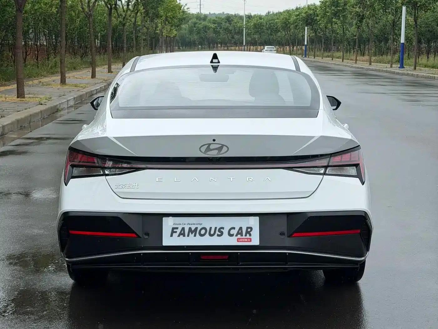 Hyundai Elantra 2023 1.5L CVT LUX Premium Edition — миниатюра 5