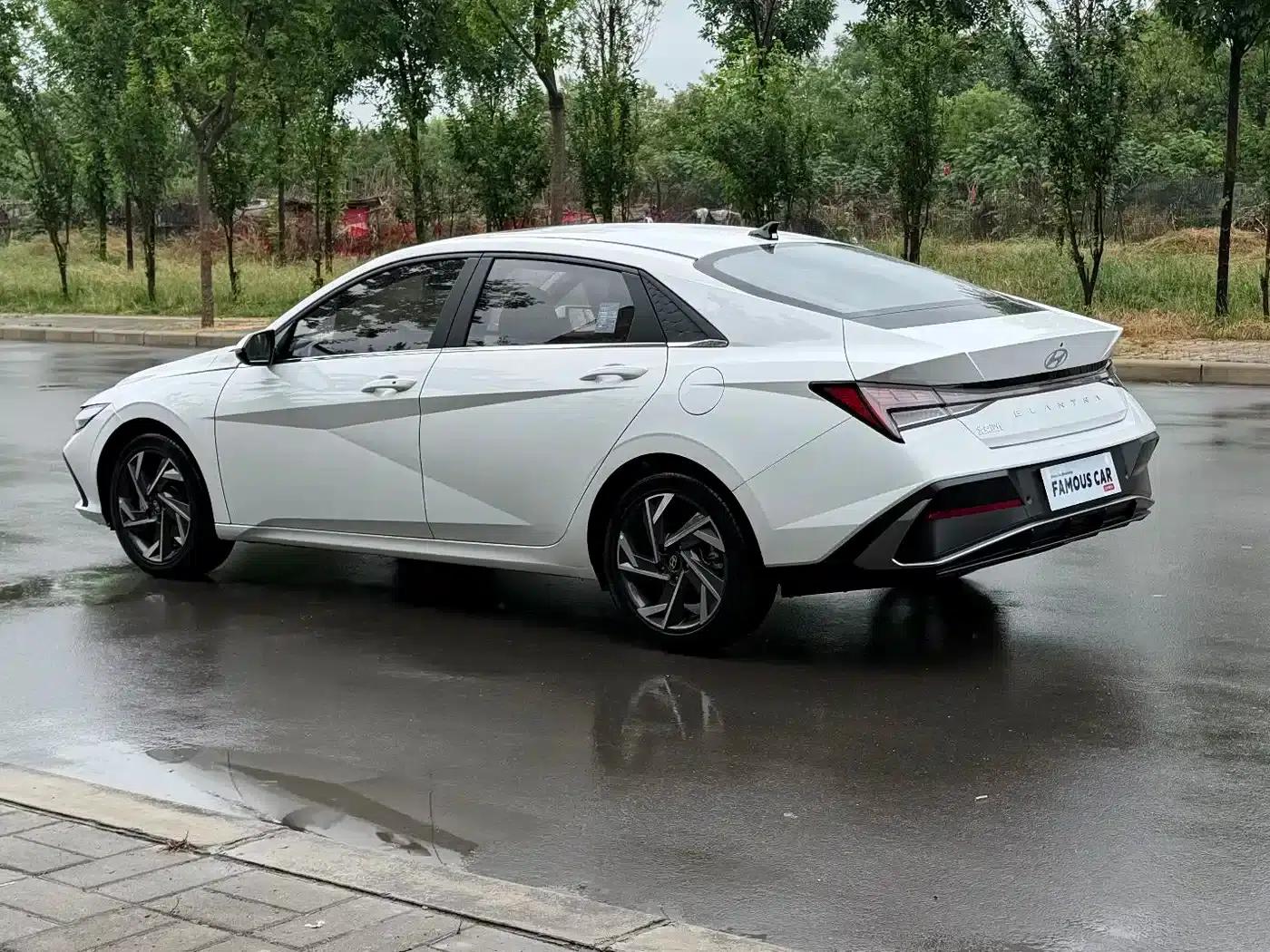 Hyundai Elantra 2023 1.5L CVT LUX Premium Edition — миниатюра 6