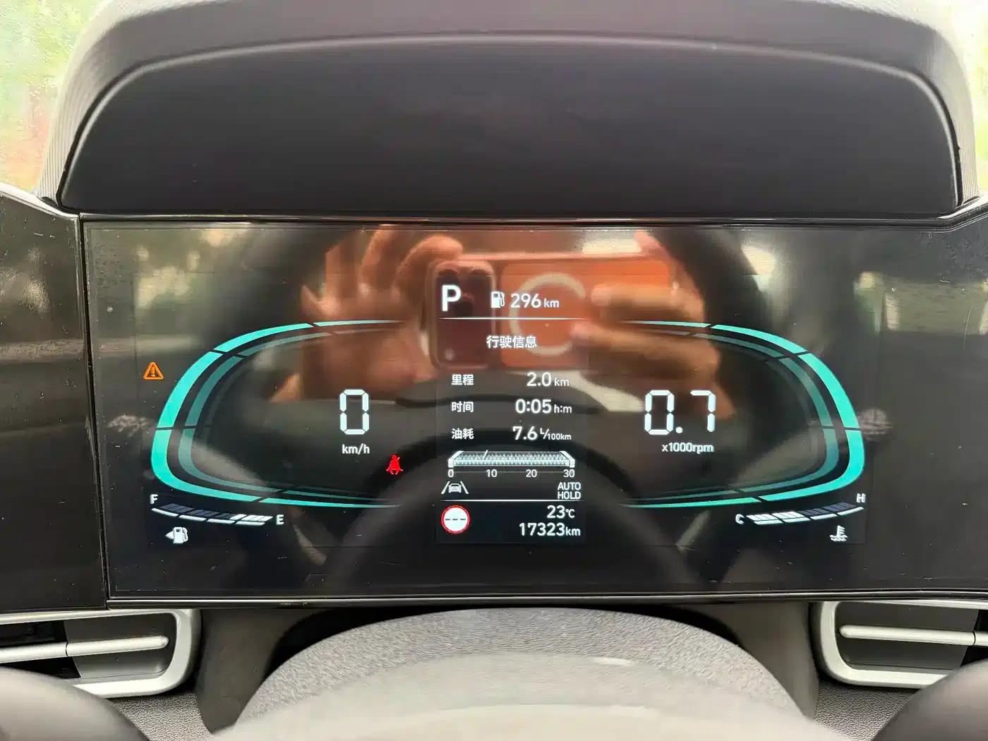 Hyundai Elantra 2023 1.5L CVT LUX Premium Edition — миниатюра 7
