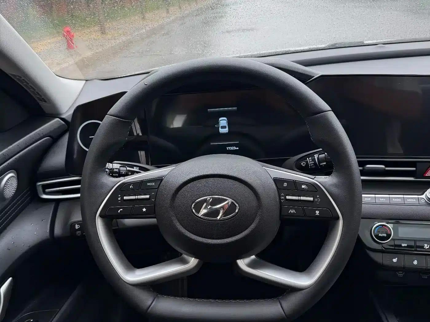 Hyundai Elantra 2023 1.5L CVT LUX Premium Edition — миниатюра 8