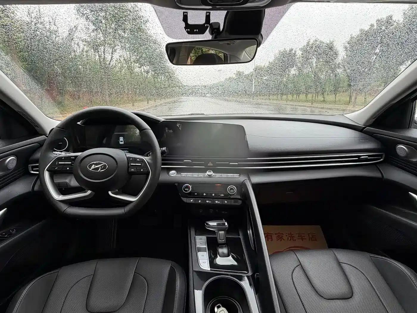 Hyundai Elantra 2023 1.5L CVT LUX Premium Edition — миниатюра 9