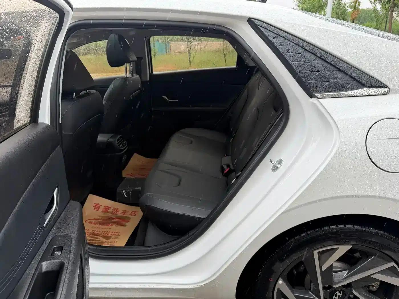 Hyundai Elantra 2023 1.5L CVT LUX Premium Edition — миниатюра 10