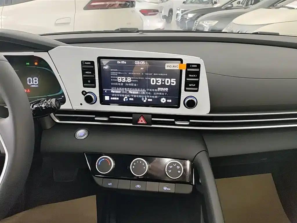 Hyundai Elantra 2023 1.5L CVT GLX Elite Edition — миниатюра 12