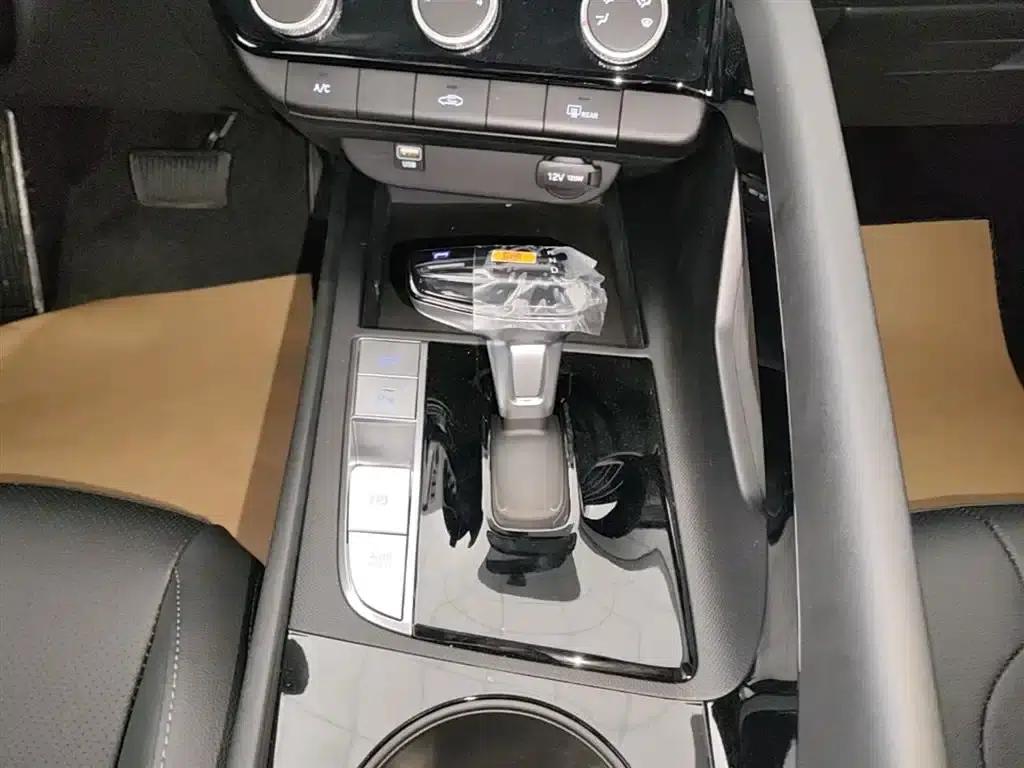 Hyundai Elantra 2023 1.5L CVT GLX Elite Edition — миниатюра 13