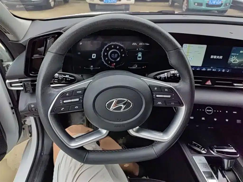 Hyundai Elantra 2022 1.5L CVT LUX Premium Edition — миниатюра 11