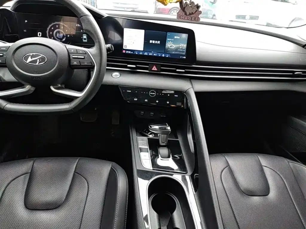 Hyundai Elantra 2022 1.5L CVT LUX Premium Edition — миниатюра 13