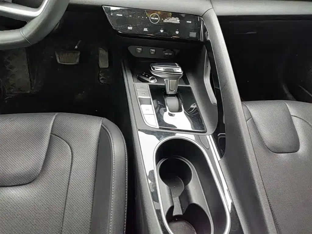 Hyundai Elantra 2022 1.5L CVT LUX Premium Edition — миниатюра 14