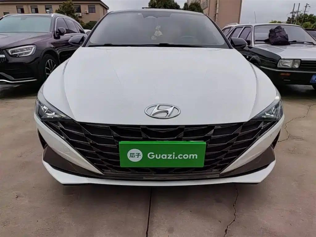 Hyundai Elantra 2022 1.5L CVT LUX Premium Edition — миниатюра 3
