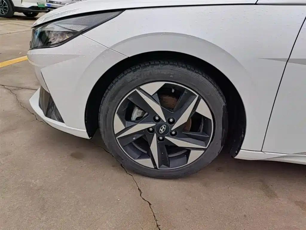 Hyundai Elantra 2022 1.5L CVT LUX Premium Edition — миниатюра 23