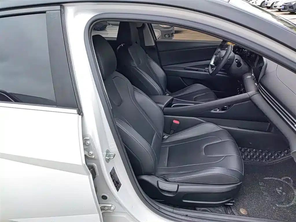 Hyundai Elantra 2022 1.5L CVT LUX Premium Edition — миниатюра 25
