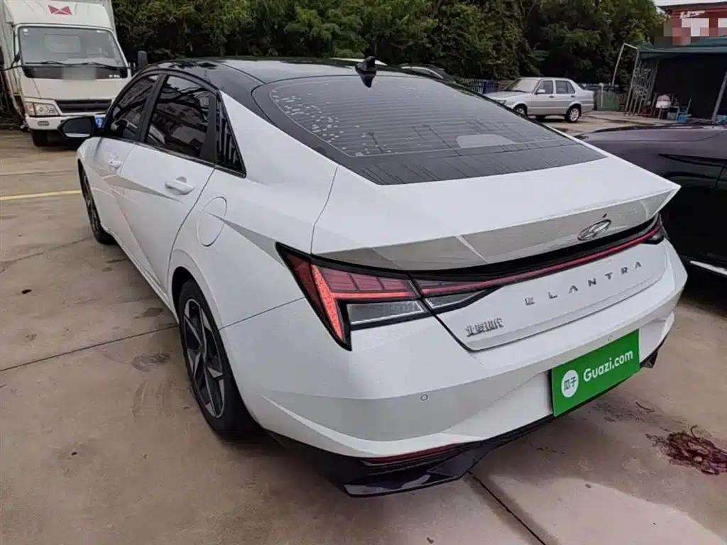 Hyundai Elantra 2022 1.5L CVT LUX Premium Edition — миниатюра 5