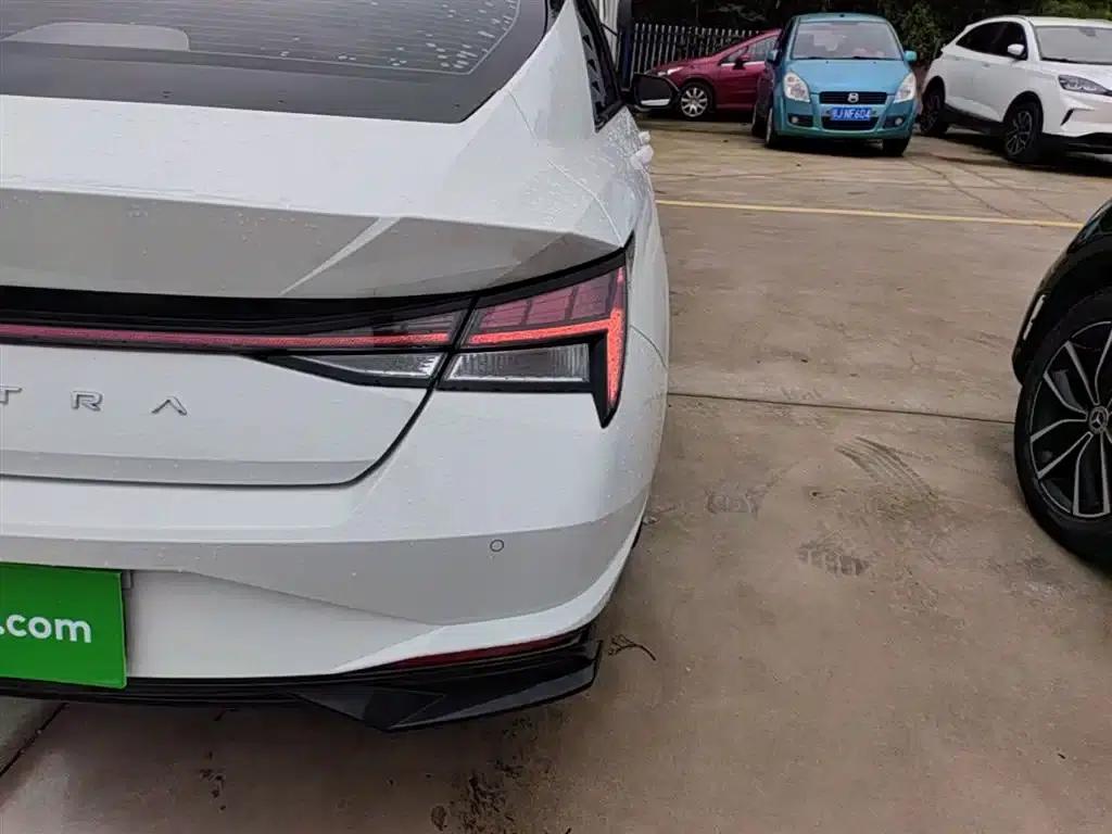 Hyundai Elantra 2022 1.5L CVT LUX Premium Edition — миниатюра 8