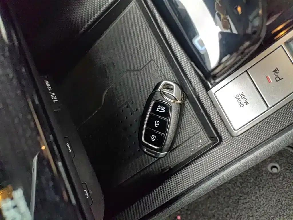 Hyundai Elantra 2022 1.5L CVT LUX Premium Edition — миниатюра 9