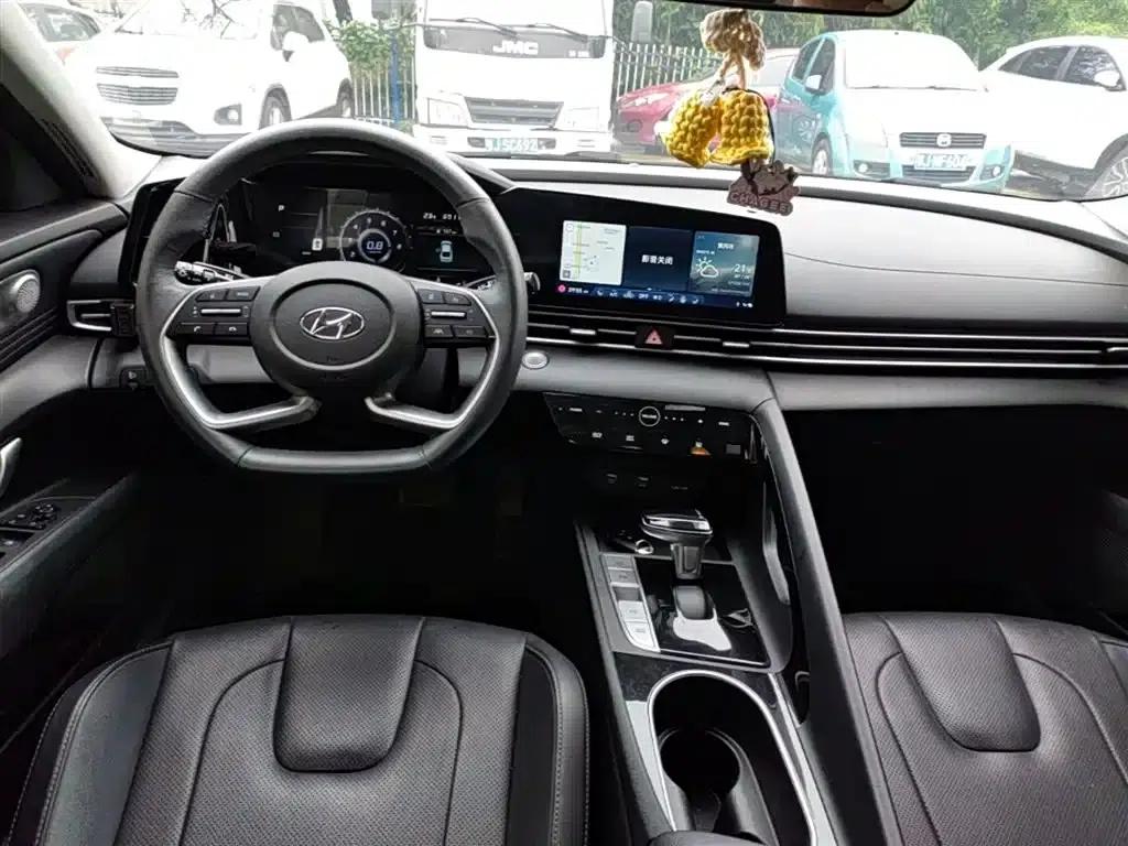 Hyundai Elantra 2022 1.5L CVT LUX Premium Edition — миниатюра 10