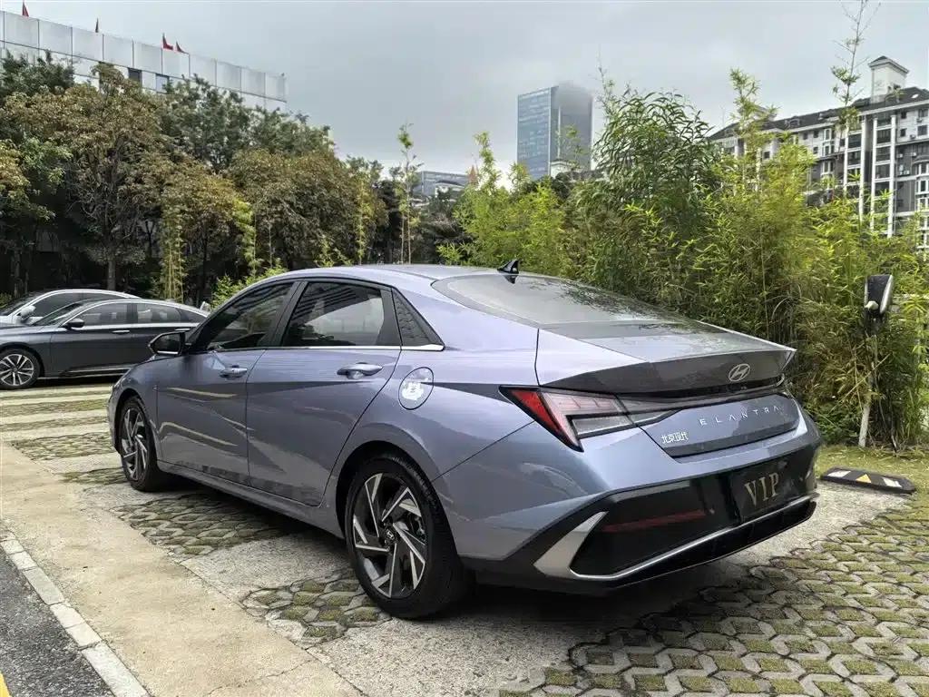 Hyundai Elantra 2023 1.5L CVT LUX Premium Edition — миниатюра 12