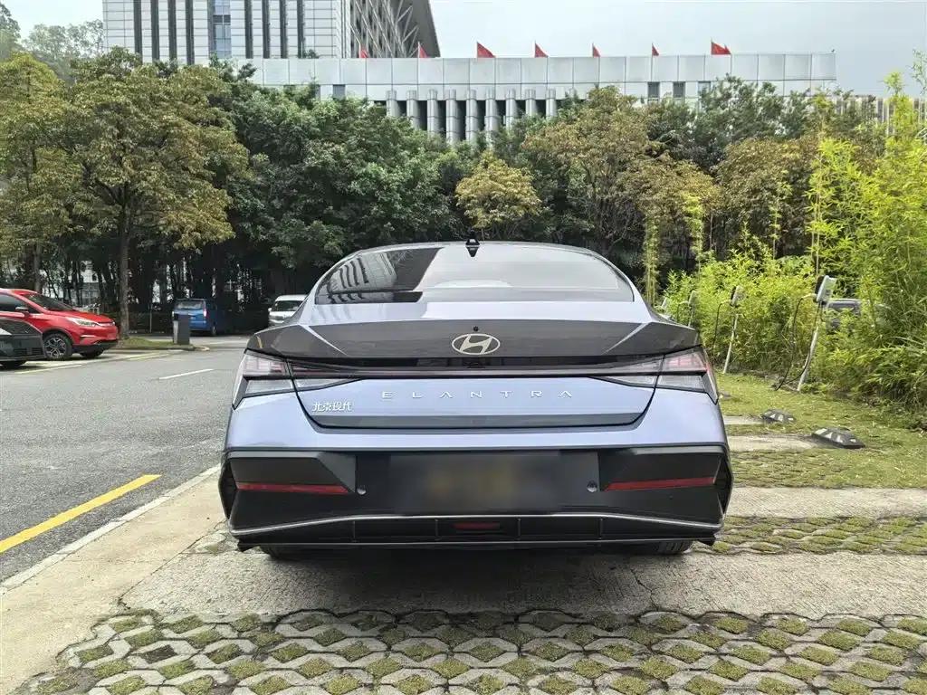 Hyundai Elantra 2023 1.5L CVT LUX Premium Edition — миниатюра 13