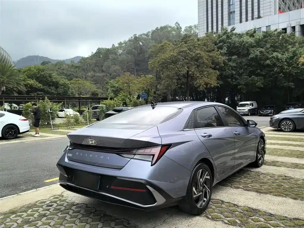 Hyundai Elantra 2023 1.5L CVT LUX Premium Edition — миниатюра 14