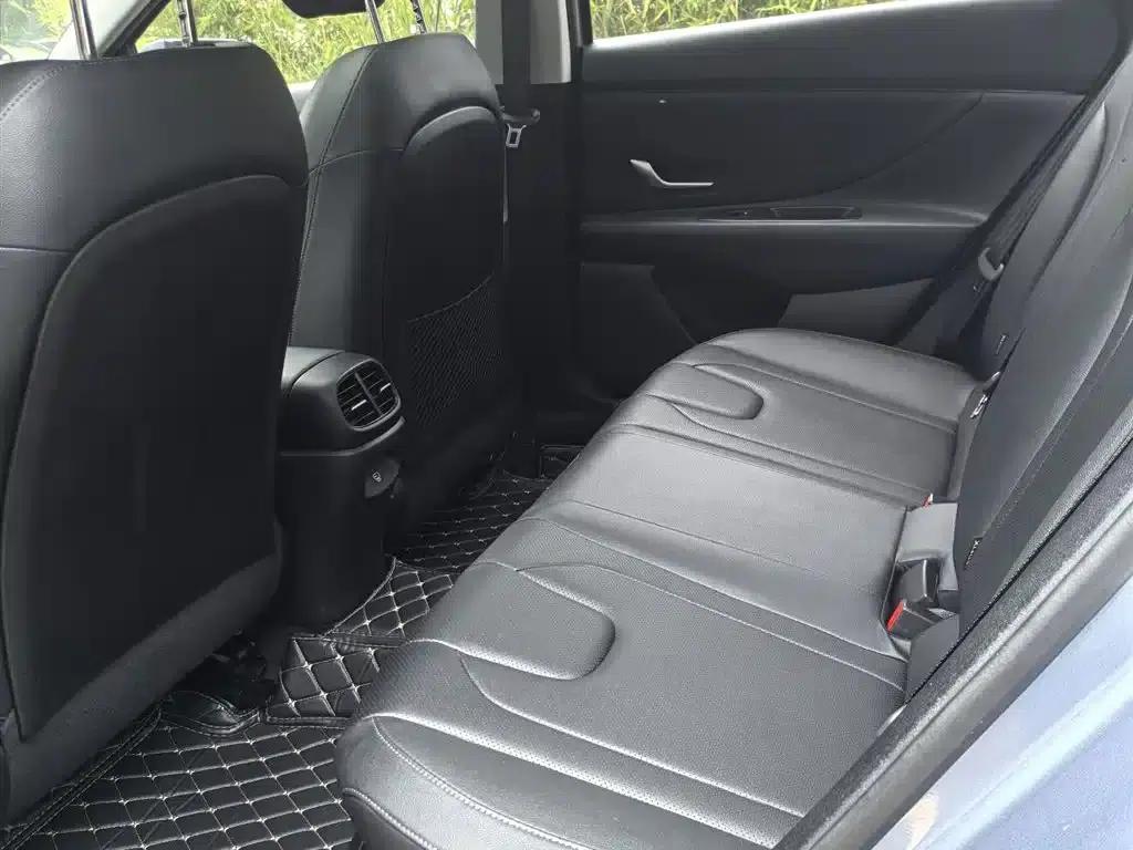Hyundai Elantra 2023 1.5L CVT LUX Premium Edition — миниатюра 18