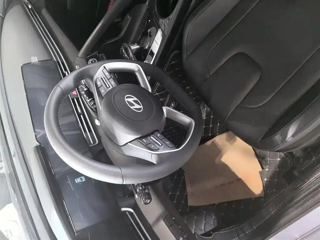 Hyundai Elantra 2023 1.5L CVT LUX Premium Edition — миниатюра 3