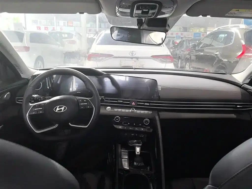 Hyundai Elantra 2023 1.5L CVT LUX Premium Edition — миниатюра 4
