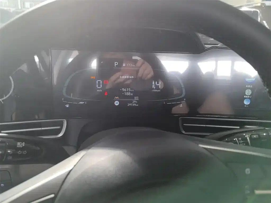 Hyundai Elantra 2023 1.5L CVT LUX Premium Edition — миниатюра 5